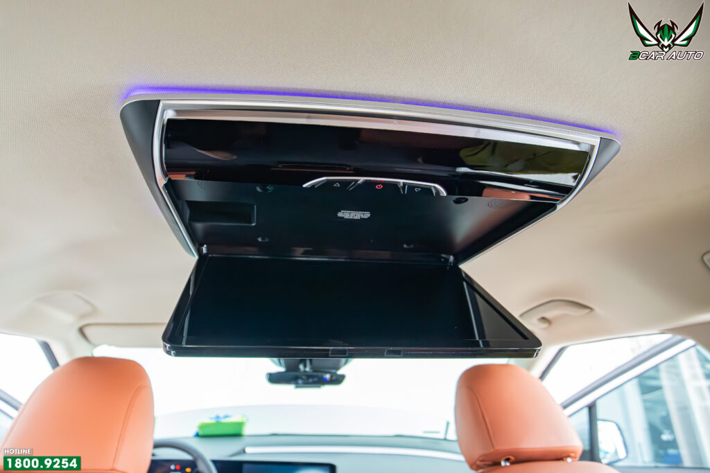 Màn hình ốp trần lên form gọn và đồng bộ với trần xe Ford Everest