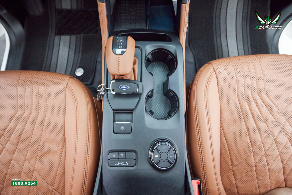 Đục lỗ da ghế khi độ quạt mát ghế xe Ford Everest 