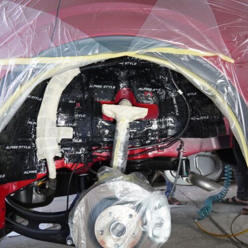 Hốc bánh xe Territory được che chắn kỹ lưỡng bằng nilon và băng keo chuyên dụng tại các vị trí phuộc, đĩa phanh, cảm biến ABS.