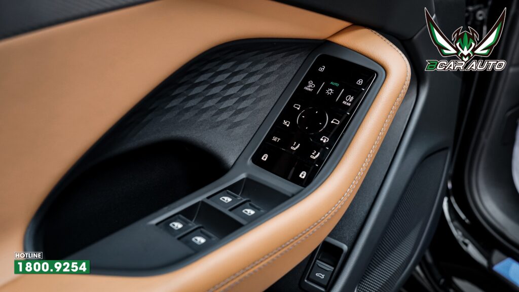 Dán chi tiết cụm điều khiển ngay bệ tỳ tay xe Audi A6