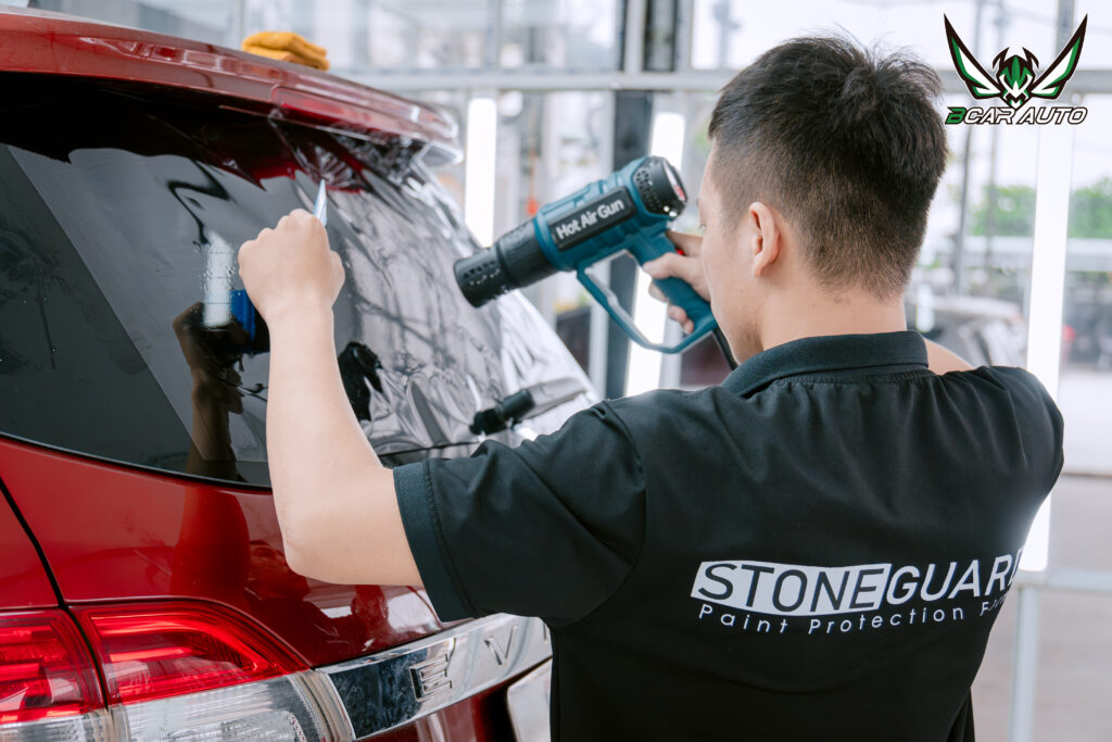 Sấy phim cách nhiệt kính lưng xe Ford Everest tại Bcar Auto