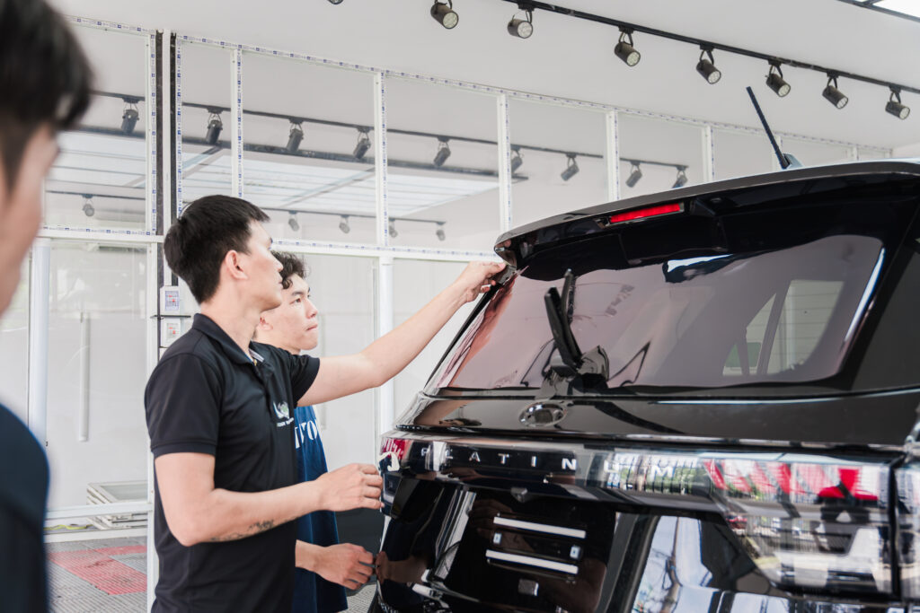 Dán phim màu tối kính hậu xe Ford Everest tại Bcar Auto