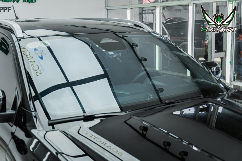 Nên chọn phim có độ xuyên sáng cao cho vị trí kính lái