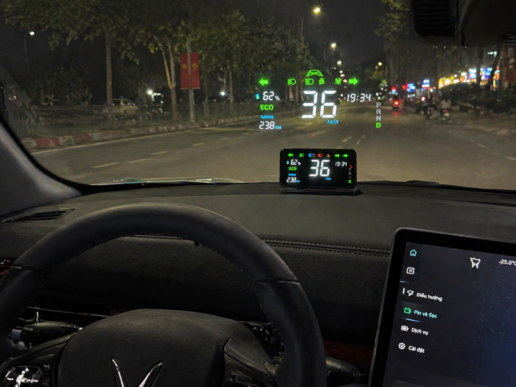 Hub kính lái VF7 hiển thị thông số rõ nét