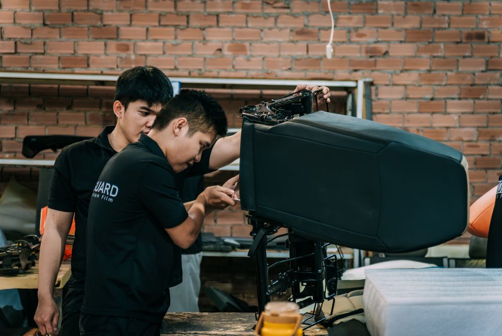 Kỹ thuật viên thi công sản xuất ghế