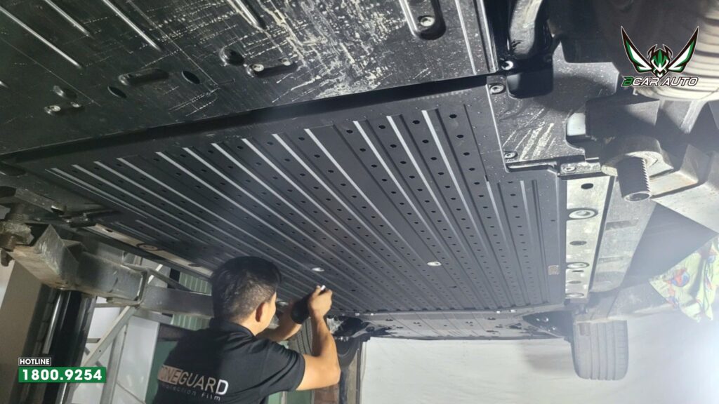 Kỹ thuật viên tiến hành lắp vào lỗ zin trên xe