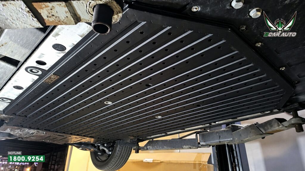 Cận cảnh tấm ốp bảo vệ pin sau khi lắp lên xe Vinfast VF7