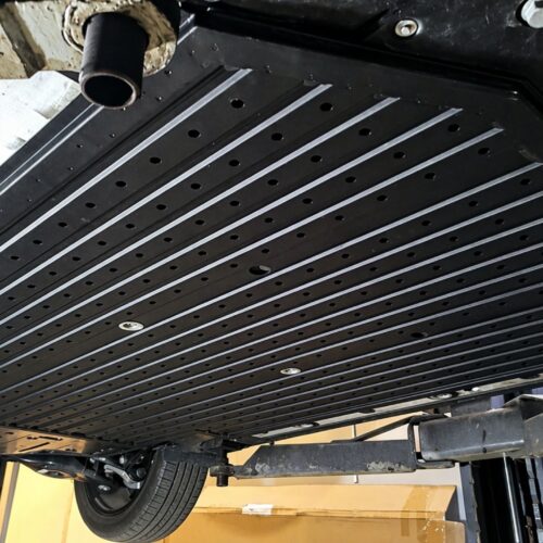 Cận cảnh tấm ốp bảo vệ pin sau khi lắp lên xe Vinfast VF7