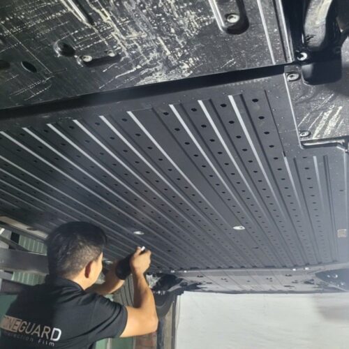 Kỹ thuật viên tiến hành lắp vào lỗ zin trên xe