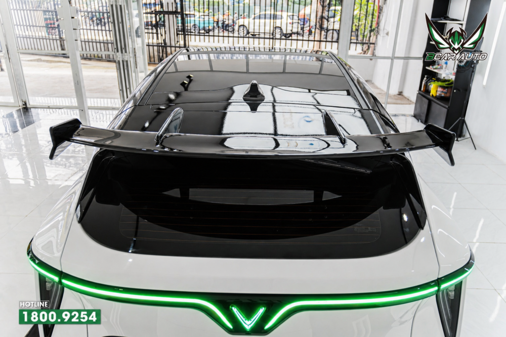 Cận cảnh dải LED cánh chim VF7 phía sau 