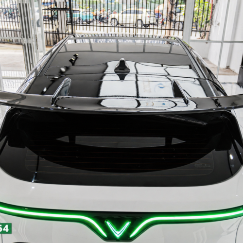 Cận cảnh dải LED cánh chim VF7 phía sau