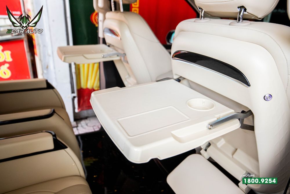 Ốp lưng bàn làm việc màu kem tương đồng màu nội thất 