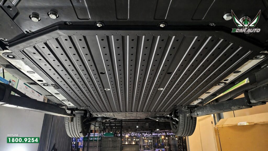 Tấm ốp bảo vệ pin VF7 làm bằng hợp kim nhôm 