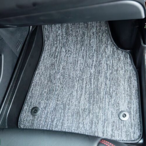 Cận cảnh thảm lót sàn xe VinFast VF7 vị trí ghế phụ