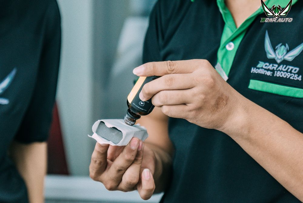 Kỹ thuật viên tiến hành phủ ceramic tại Bcar Auto