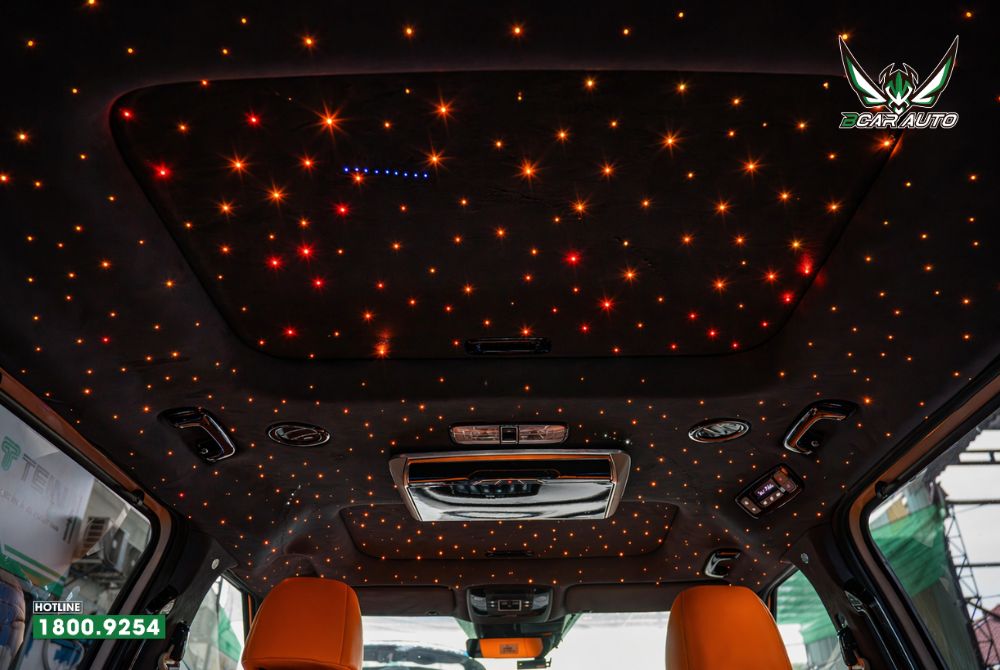 Kết hợp trần sao rơi trên nền da lộn Alcantara màu đen