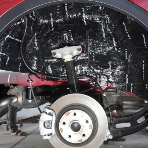 Tấm cách âm Alpine bám chắc vào lớp tôn trên hốc bánh