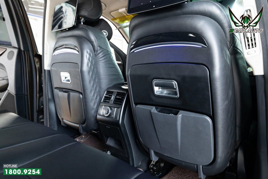 Bàn làm việc ốp lưng ghế Mercedes GLS 63 ở trạng thái gập gọn sau lưng ghế