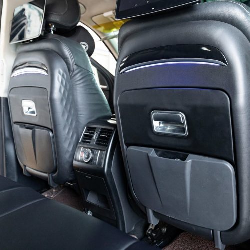 Bàn làm việc ốp lưng ghế Mercedes GLS 63 ở trạng thái gập gọn sau lưng ghế