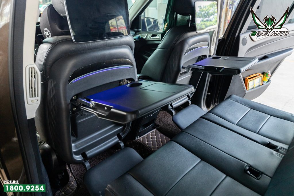 Bàn làm việc ốp lưng ghế Mercedes GLS 63 lắp ở hàng ghế sau với khay gập tiện dụng