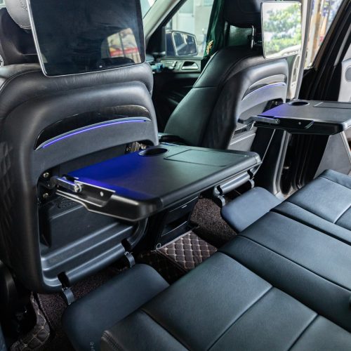 Bàn làm việc ốp lưng ghế Mercedes GLS 63 lắp ở hàng ghế sau với khay gập tiện dụng