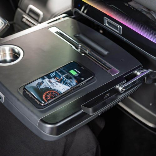 Mặt bàn gập sau ghế Mercedes GLS 63 tích hợp sạc không dây chuẩn Qi, khay giữ ly và dải đèn LED tiện dụng.