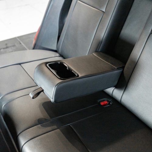 Bệ tỳ tay tích hợp khay ly tiện lợi trên Toyota Cross