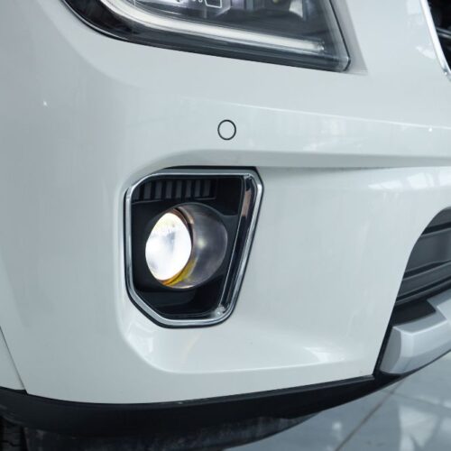 bi gam led ford everest anh sang trang