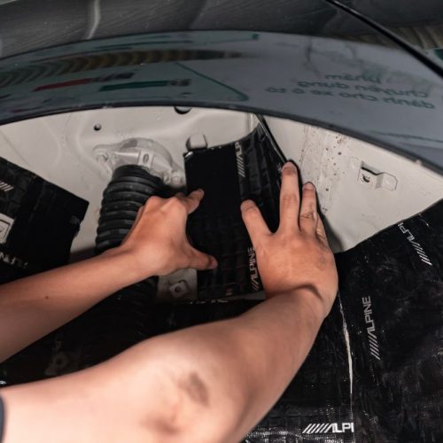 Dán tấm cách âm lên bề mặt hốc bánh