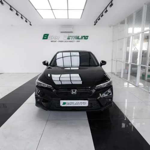 Honda Civic trong phòng dán phim cách nhiệt tại Bcar Auto
