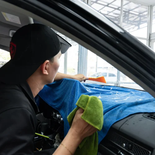 Vệ sinh kính Honda Civic trước khi dán phim cách nhiệt 3M