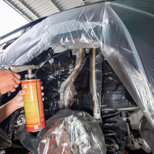 Xịt phủ hốc bánh xe Honda Civic bằng dung dịch chuyên dụng